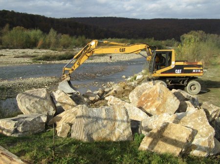 Надвірнянська міська рада в черговий раз проводить берегоукріплення річки Бистриця Надвірнянська