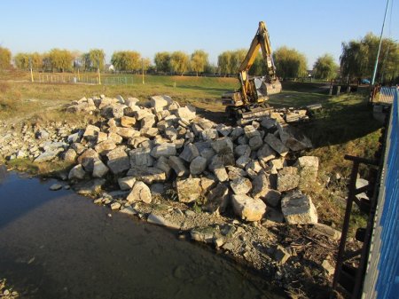 Надвірнянська міська рада в черговий раз проводить берегоукріплення річки Бистриця Надвірнянська