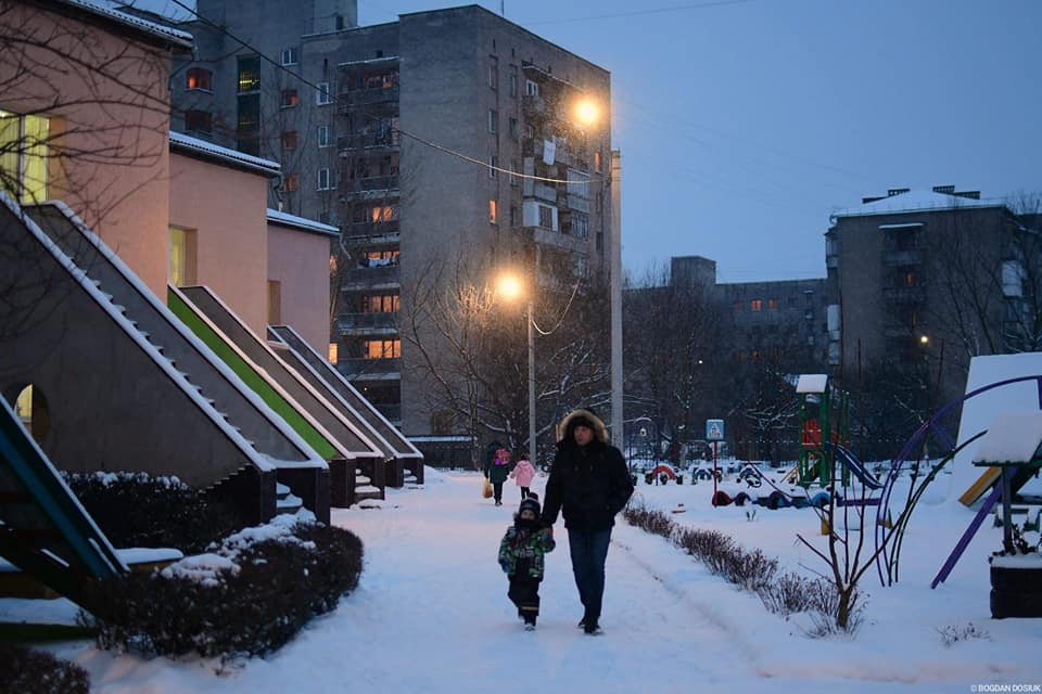 У Франківську встановили нове освітлення на території навчальних закладів