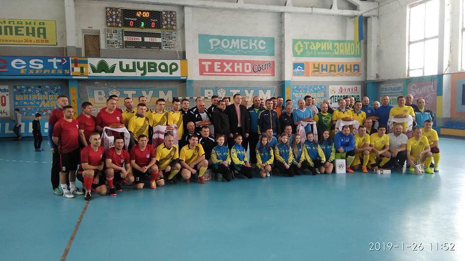 Команда футболістів Івано-Франківської міської ради передали кубок міському голові