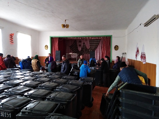 Індивідуальні сміттєві контейнери у кожний двір громади!