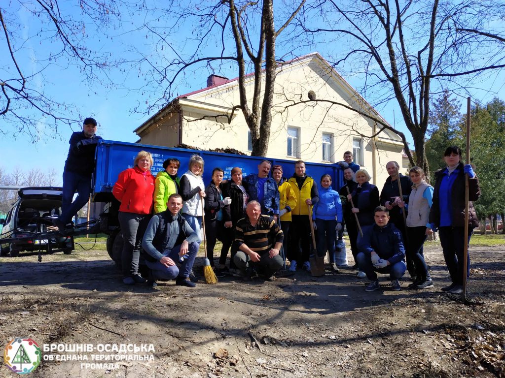 У Брошнів-Осаді пройшла толока: прибрали територію, де облаштують мотузковий парк