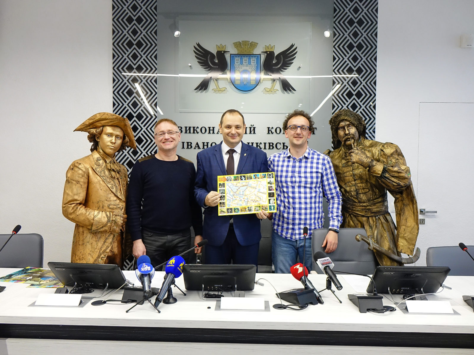 Скульптури оживають в Івано-Франківську