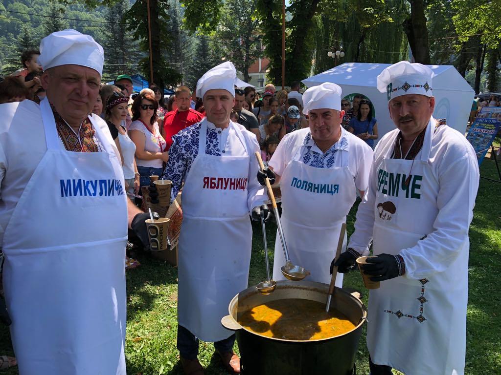 Мер міста Яремче пригощає традиційною Грибною Юшкою на свято міста Яремче 2019!