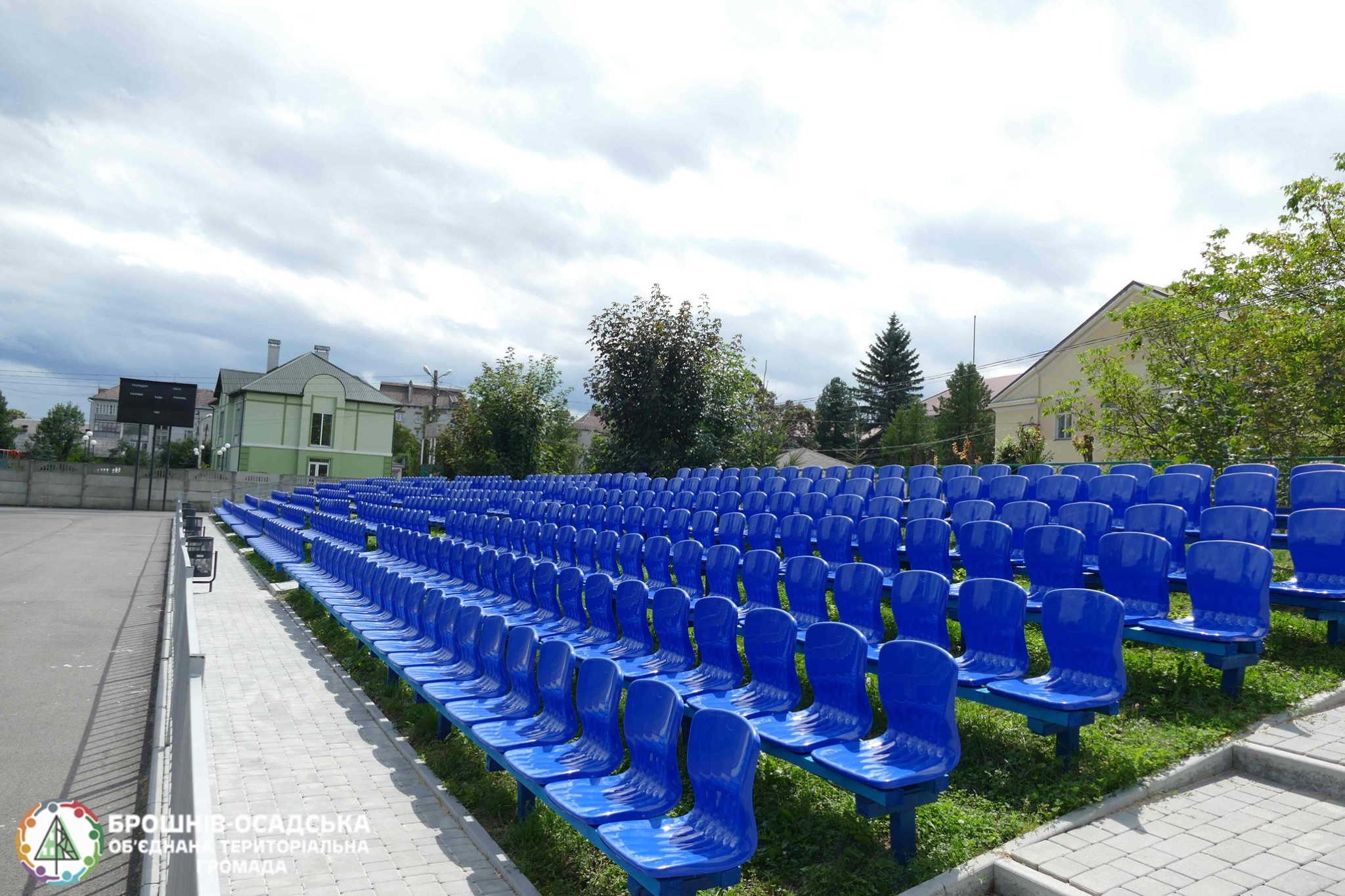 У Брошнів-Осаді на стадіоні оновили крісла