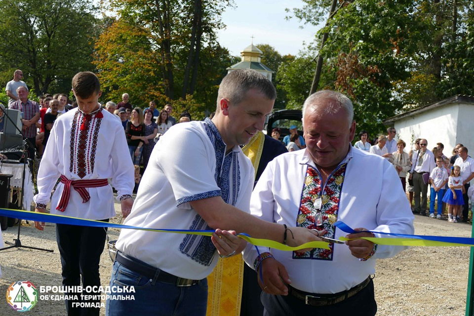 У Брошнів-Осадській ОТГ відкрили спортивний майданчик зі штучним покриттям