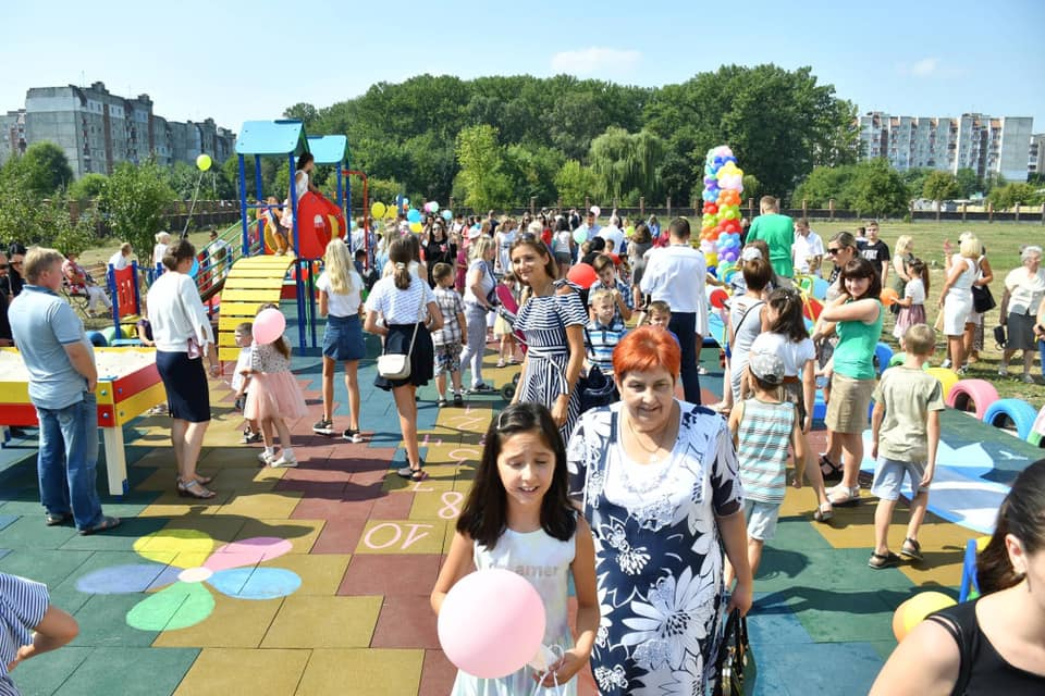 Унікальний для міста: у Франківську відкрили інклюзивний дитячий майданчик