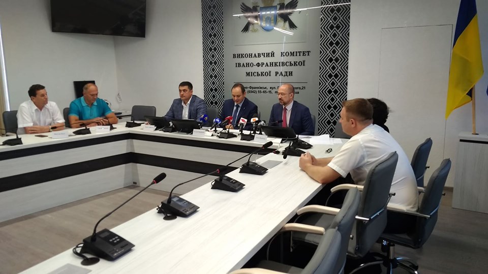 У прикарпатських громад просять віддати гроші “соцеконому”. “Щоб проаналізувати та правильно розподілити”, – заспокоює Шмигаль