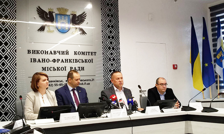 В обласному центрі Прикарпаття відбувся діалог парламентарів з лідерами громад