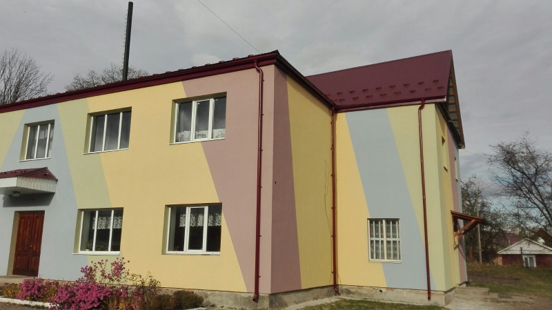 В Добротівській гімназії завершено утеплення стін та оштукатурення фасадів двох корпусів