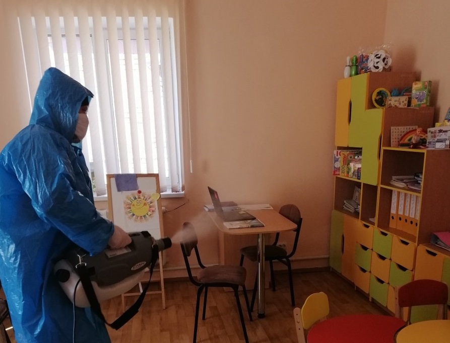 У Калуші “Міська варта” дезінфікує приміщення генератором холодного туману