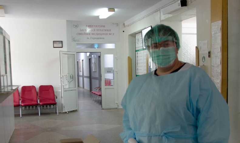 Як у Городенці медики і депутати шиють собі маски та чи дотримуються місцеві мешканці правил карантину
