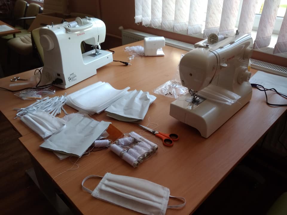 В приміщенні конференц-залу Більшівцівської ОТГ облаштовано два робочих місця для пошиття захисних масок
