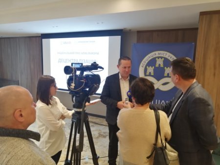 Журналісти з Прикарпаття взяли участь у Києві в Національному пресклуб на тему: «Децентралізація: що далі?»