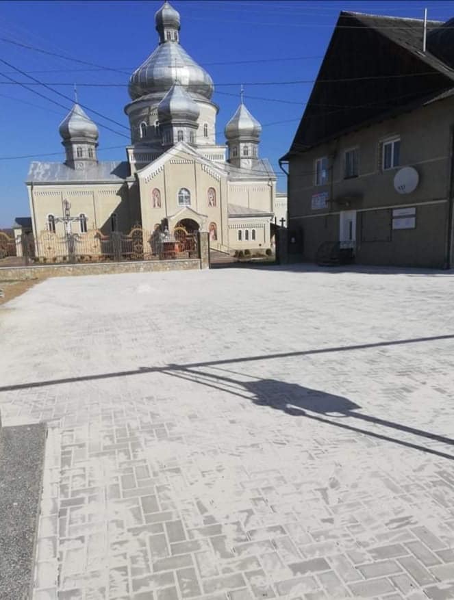 У Печеніжині завершили капремонт площі перед Свято-Михайлівською церквою