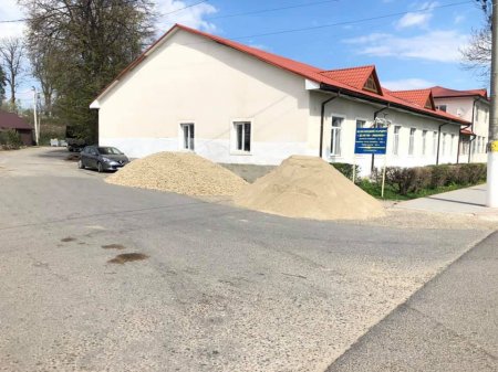 Розпочато роботи по капітальному ремонту тротуарів по вул. 16 Липня в селищі Делятин вздовж автомобільної дороги Н-09 Мукачево-Львів