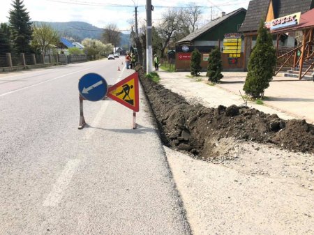 Розпочато роботи по капітальному ремонту тротуарів по вул. 16 Липня в селищі Делятин вздовж автомобільної дороги Н-09 Мукачево-Львів
