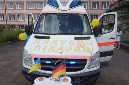 КНП "Вигодська міська багатопрофільна лікарня" отримала автомобіль швидкої медичної допомоги та подушки і ковдри для потреб хворих.