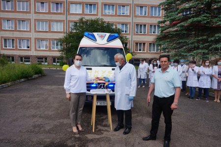 КНП "Вигодська міська багатопрофільна лікарня" отримала автомобіль швидкої медичної допомоги та подушки і ковдри для потреб хворих.