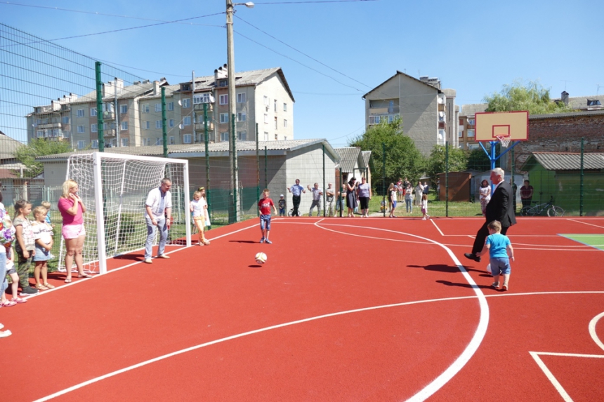 У Брошневі-Осаді відкрили сучасний спортивний майданчик