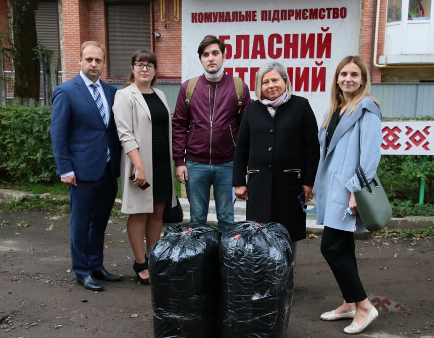 Медикам Прикарпаття передали засоби індивідуального захисту