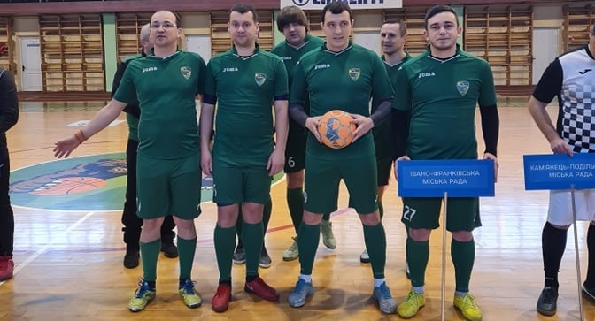 Змінили краватки на спортивну форму: як у Франківську депутати у футбол грали
