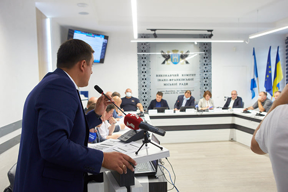 Зупинити урядовий наступ на місцеве самоврядування закликали парламентарів голови громад Прикарпаття