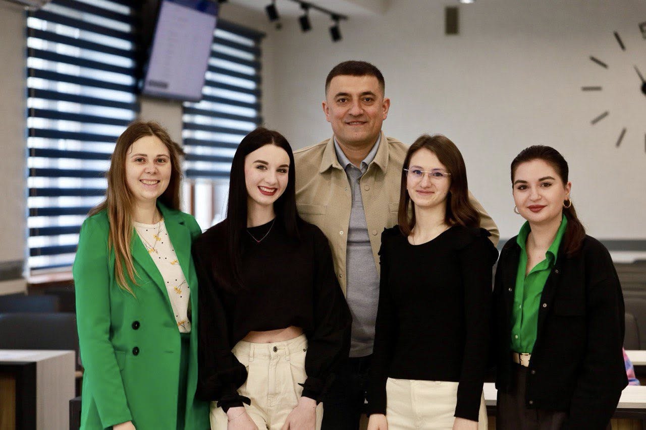 Молодь і влада: стажери РВ АМУ приміряли ролі народних депутатів